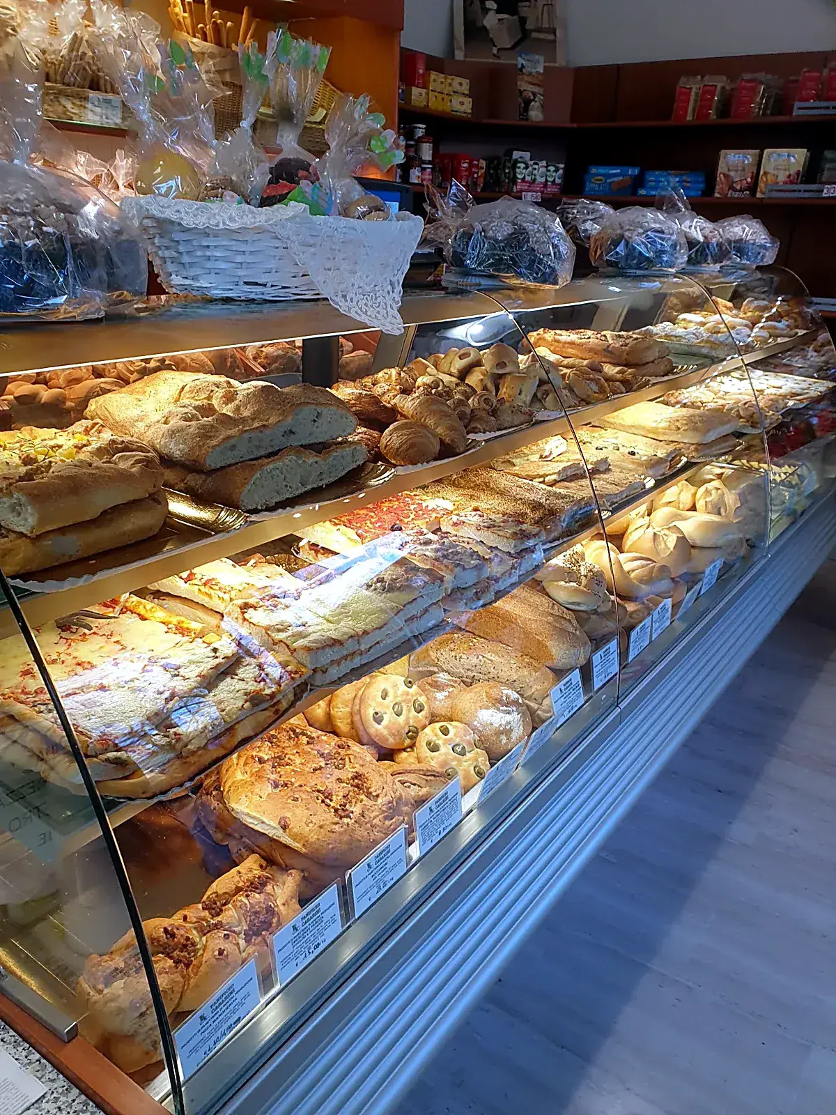 Il banco del Panificio Casarini con pane e dolci
