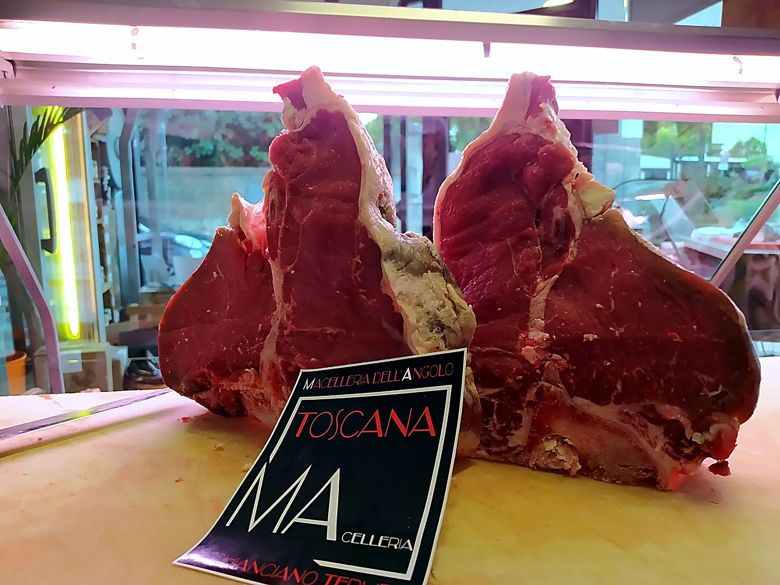 Tagli di carne esposti sul banco della Macelleria dell'Angolo