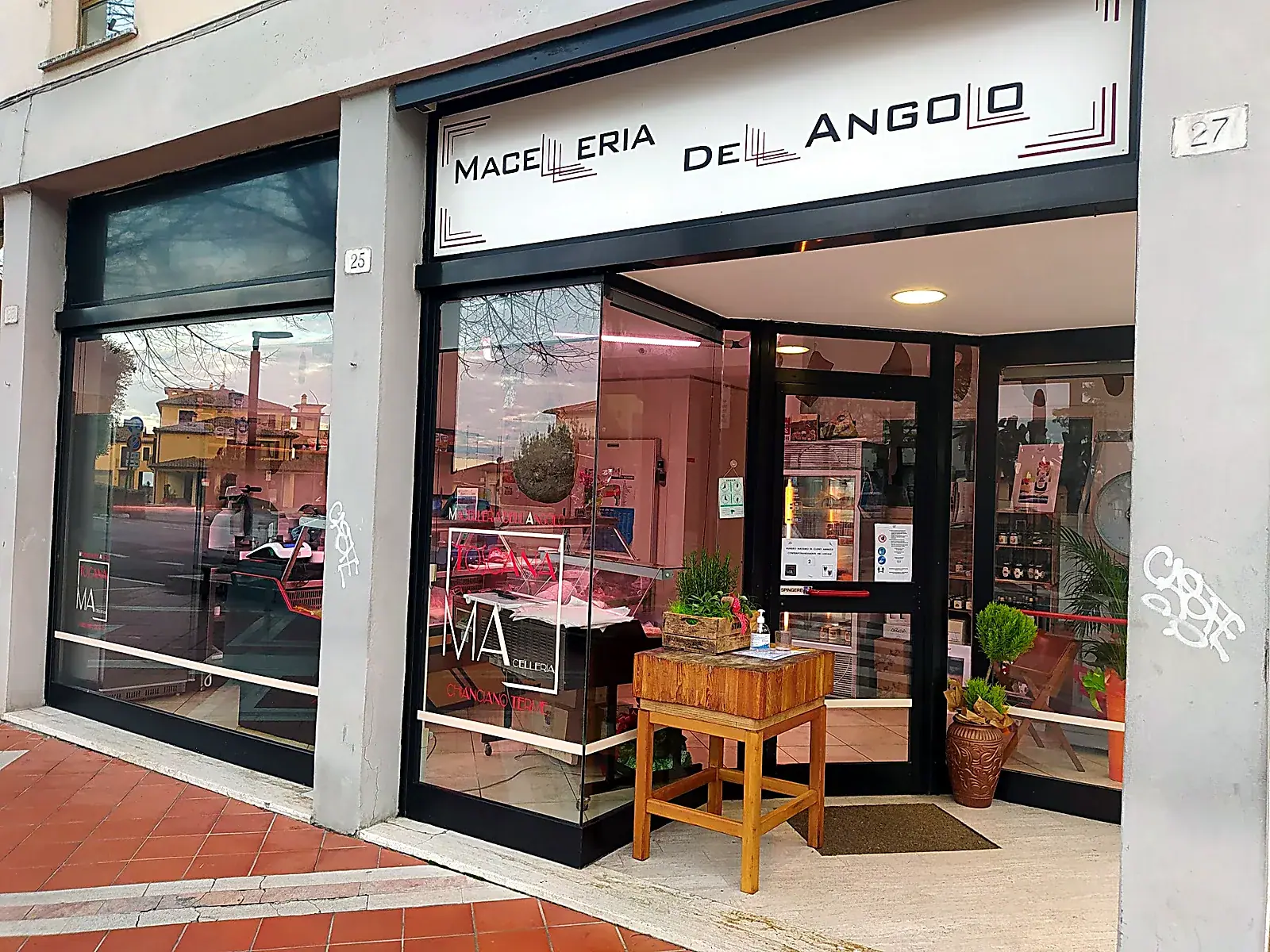 Ingresso della Macelleria dell'Angolo a Chianciano Terme