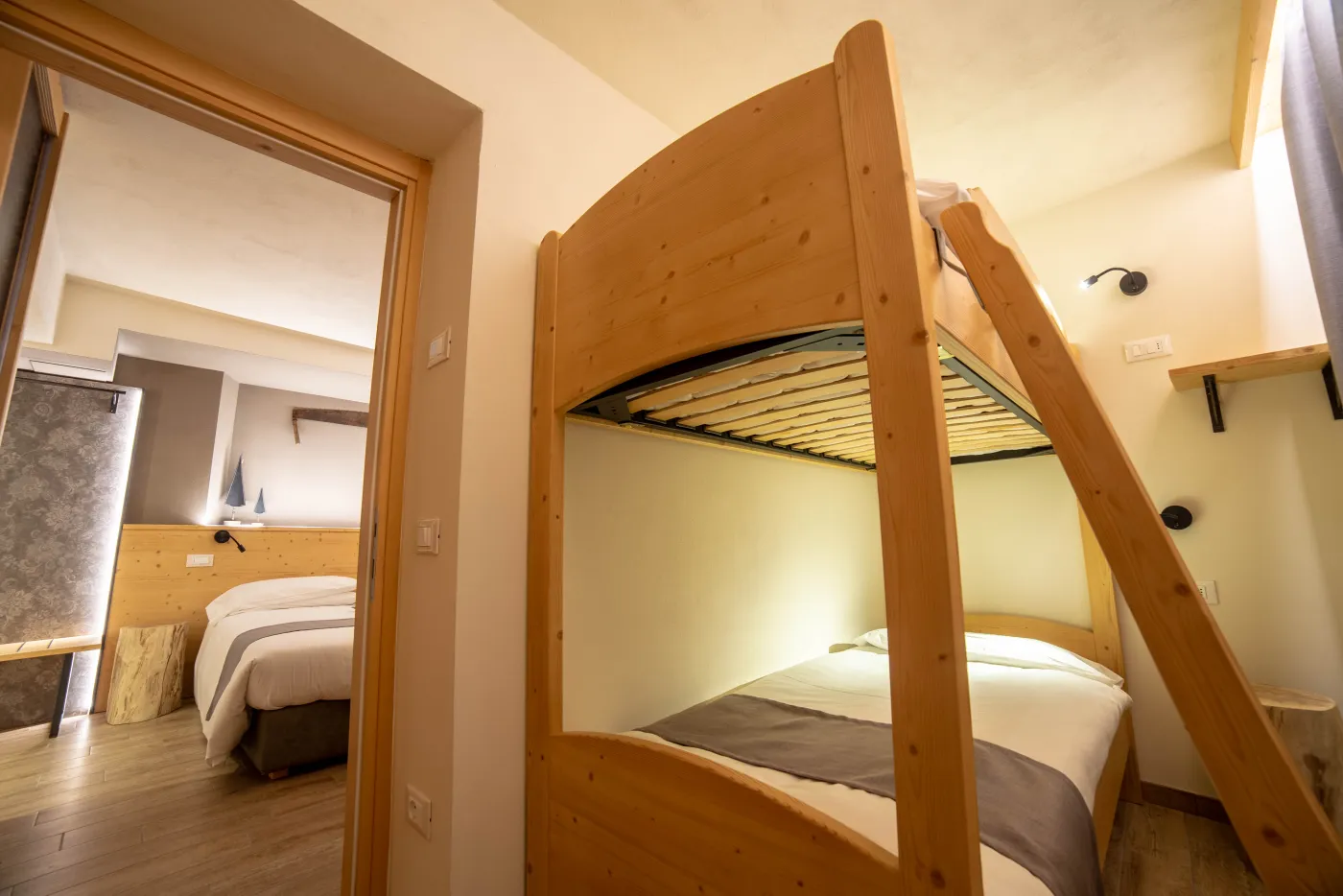 Camera del Boscaiolo tutta in legno con letto a castello
