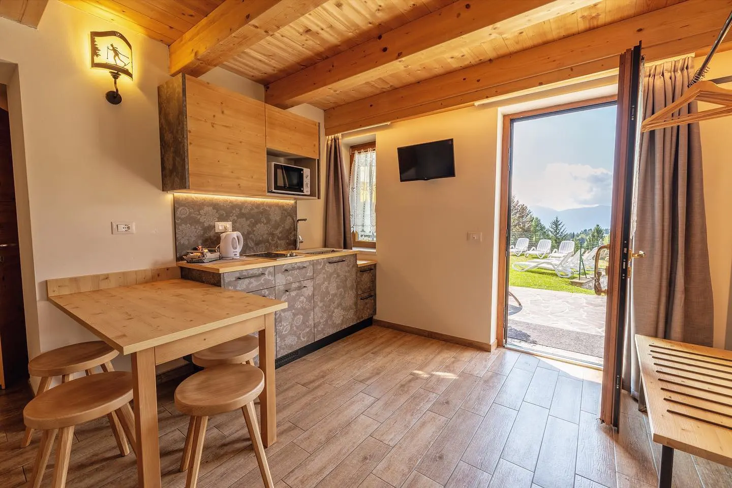 Mini appartamento con angolo cottura e vista sul prato