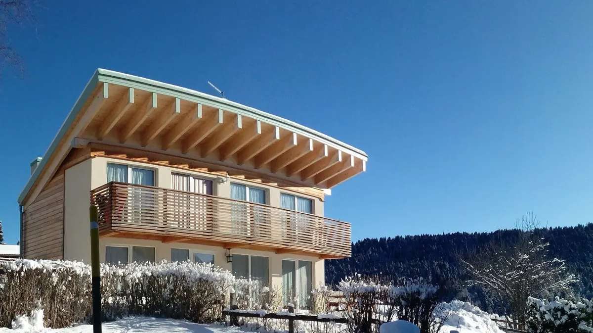La casa sotto la neve, cielo azzurro