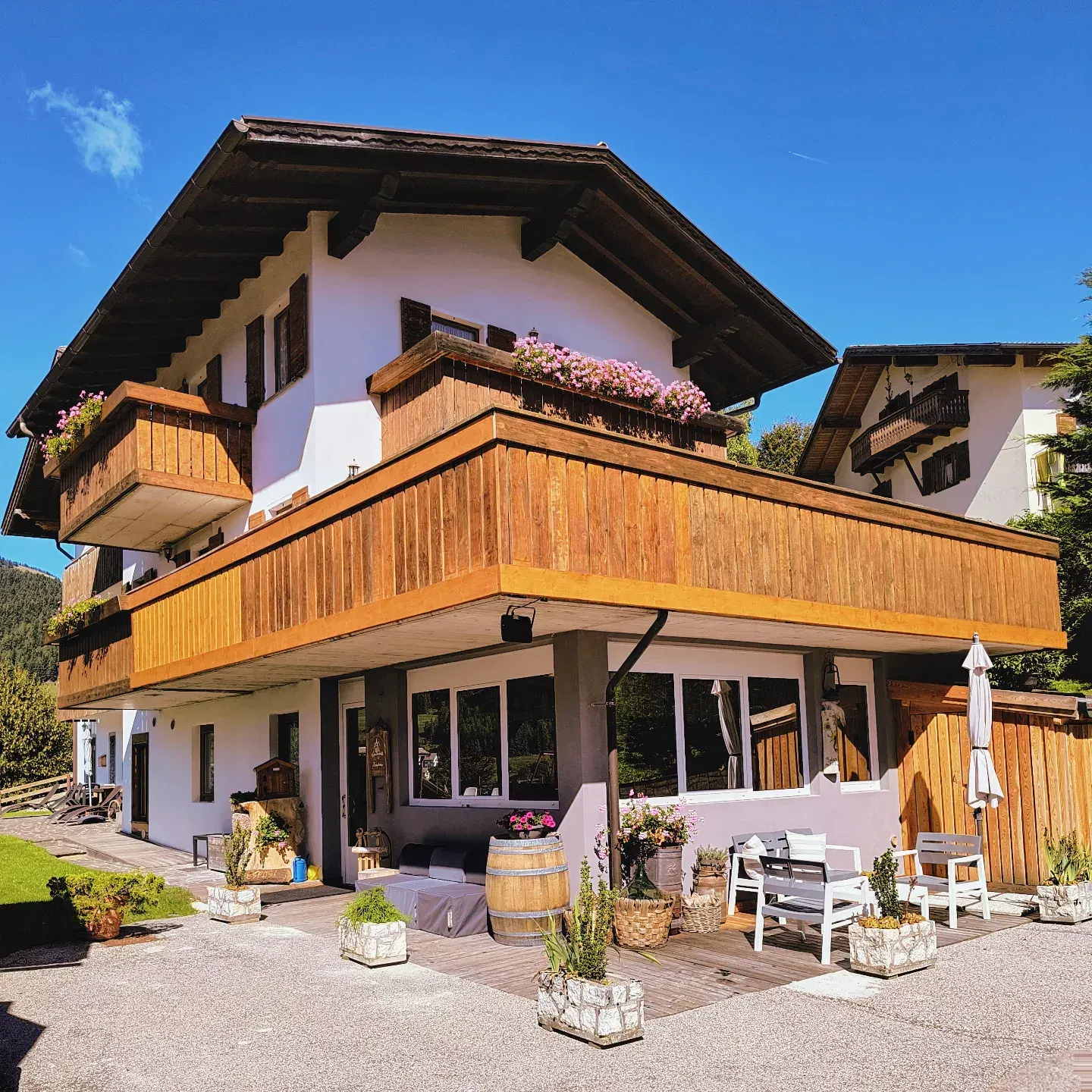 La casa del Wanderlust in estate, con il balcone in legno e i fiori