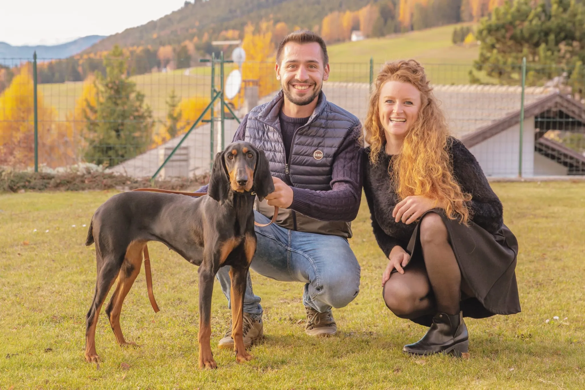 Daniela e Stefano con il loro cane nel prato davanti alla casa