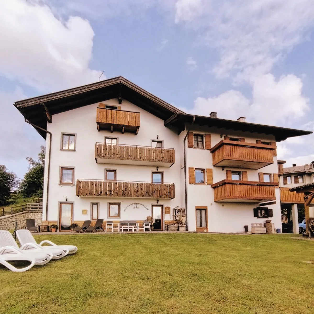 La casa vista dal prato, con le sdraio