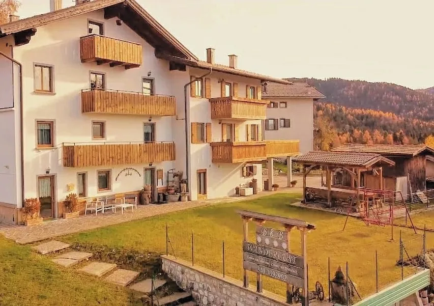 La casa e il giardino al tramonto, con l'insegna del B&B