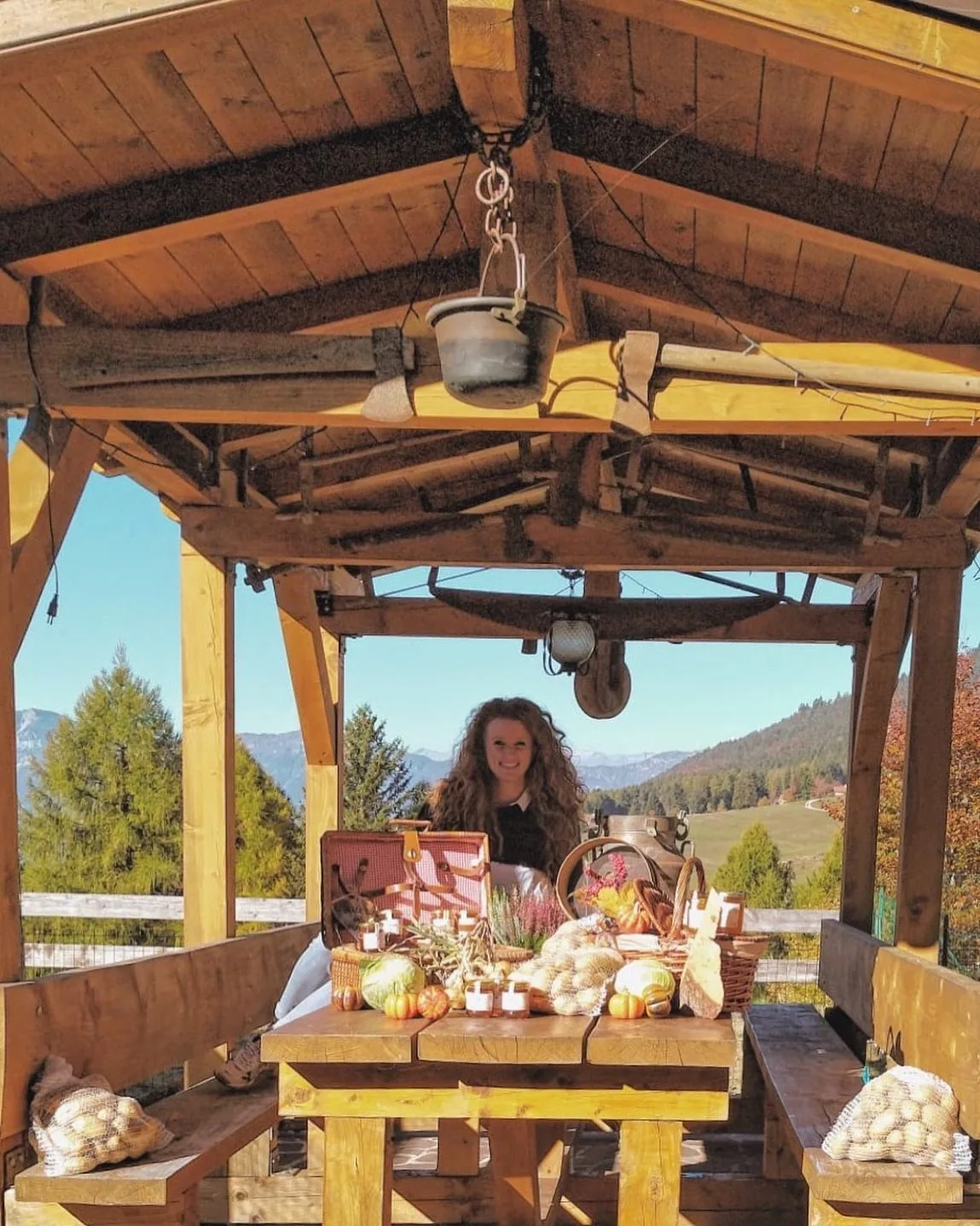 Daniela sotto il gazebo con i cesti dell'autunno