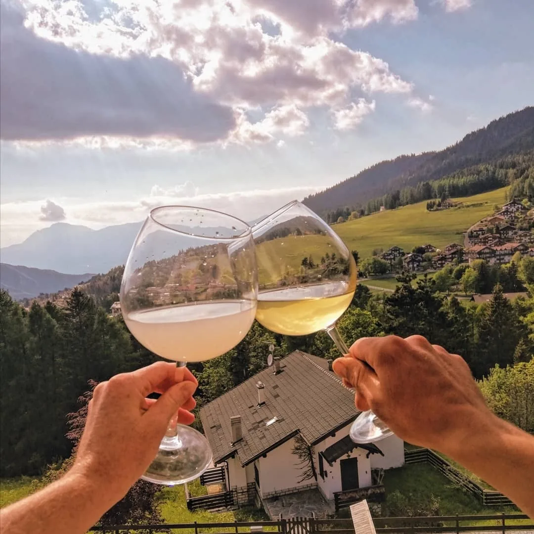 Un brindisi con vista sulla valle di Folgaria