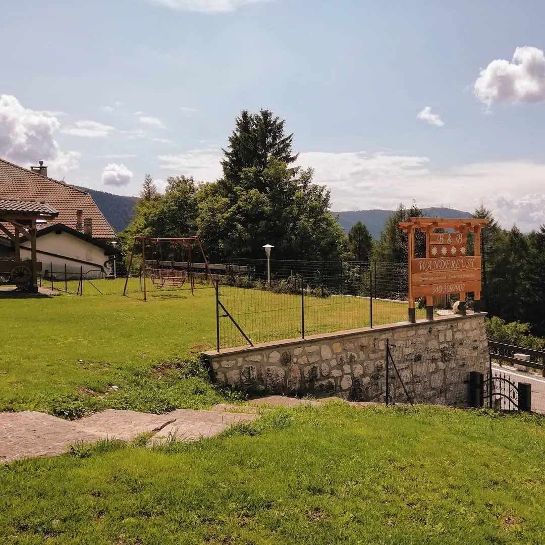Il giardino con l'altalena e l'insegna del B&B