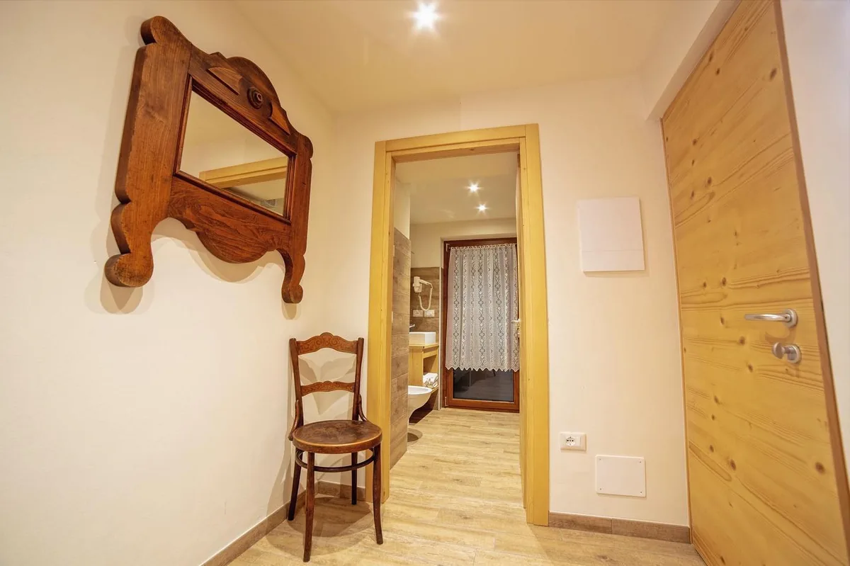 Lo specchio in legno e la sedia davanti alla camera