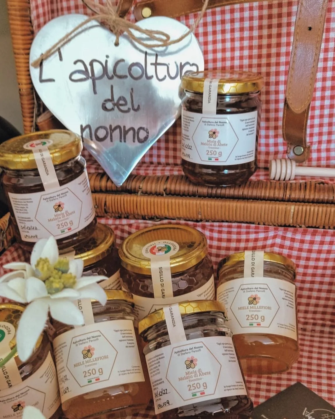 I vasetti dell'Apicoltura del Nonno nel cestino, con il cuore di legno