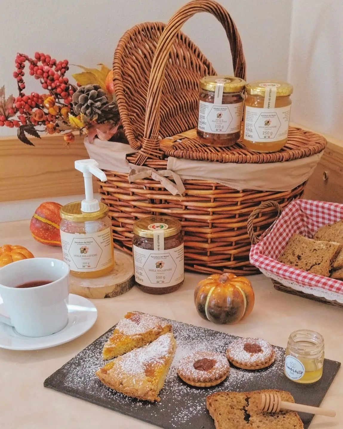 Il cestino della colazione con il miele, la crostata e i biscotti