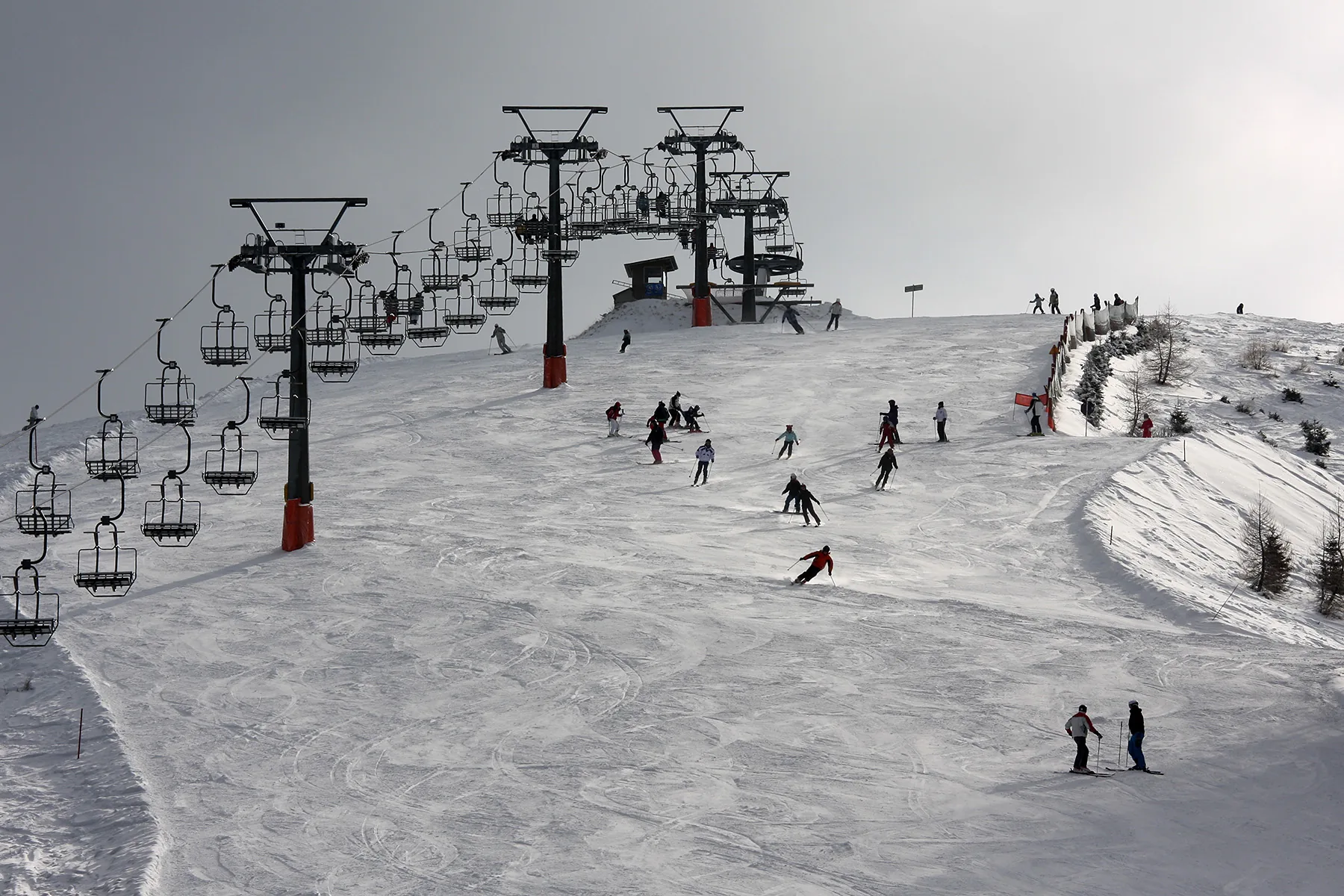 Le piste di Folgaria con la seggiovia e gli sciatori
