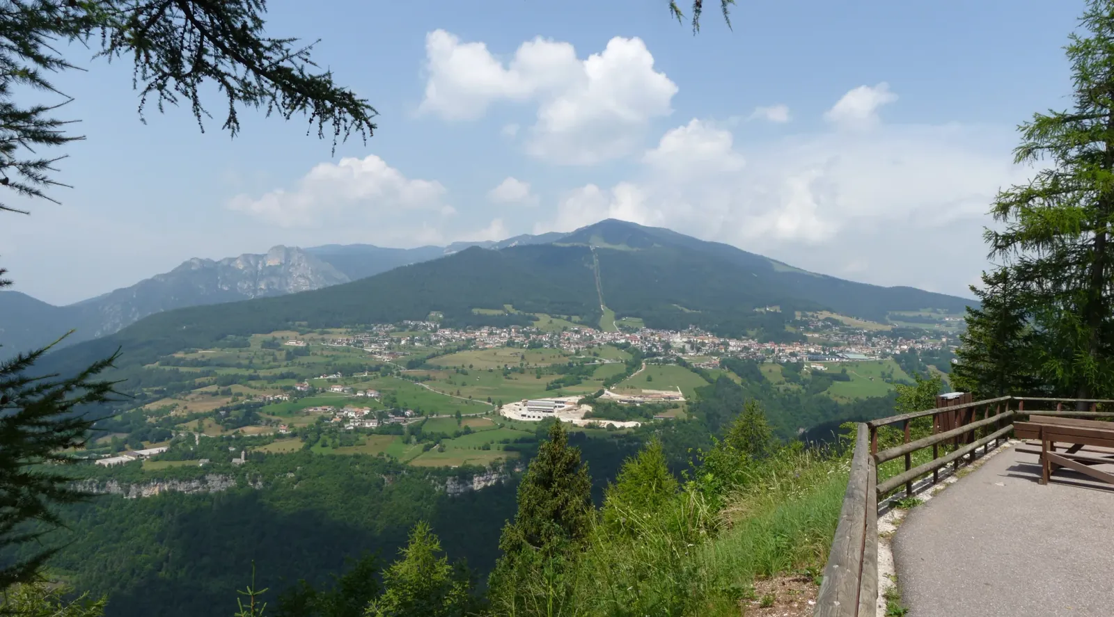 Panorama estivo della conca di Folgaria visto dal belvedere di Serrada, con le montagne dell'Alpe Cimbra sullo sfondo