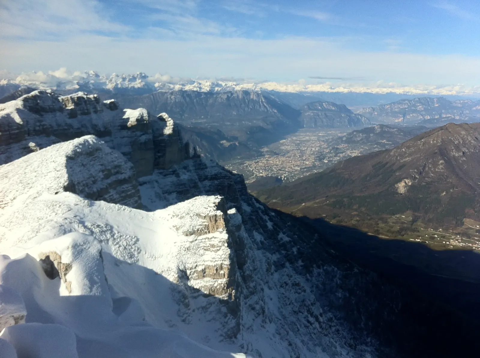 Panorama innevato dalla cima del Becco di Filadonna, con le Dolomiti e la Val d'Adige in lontananza