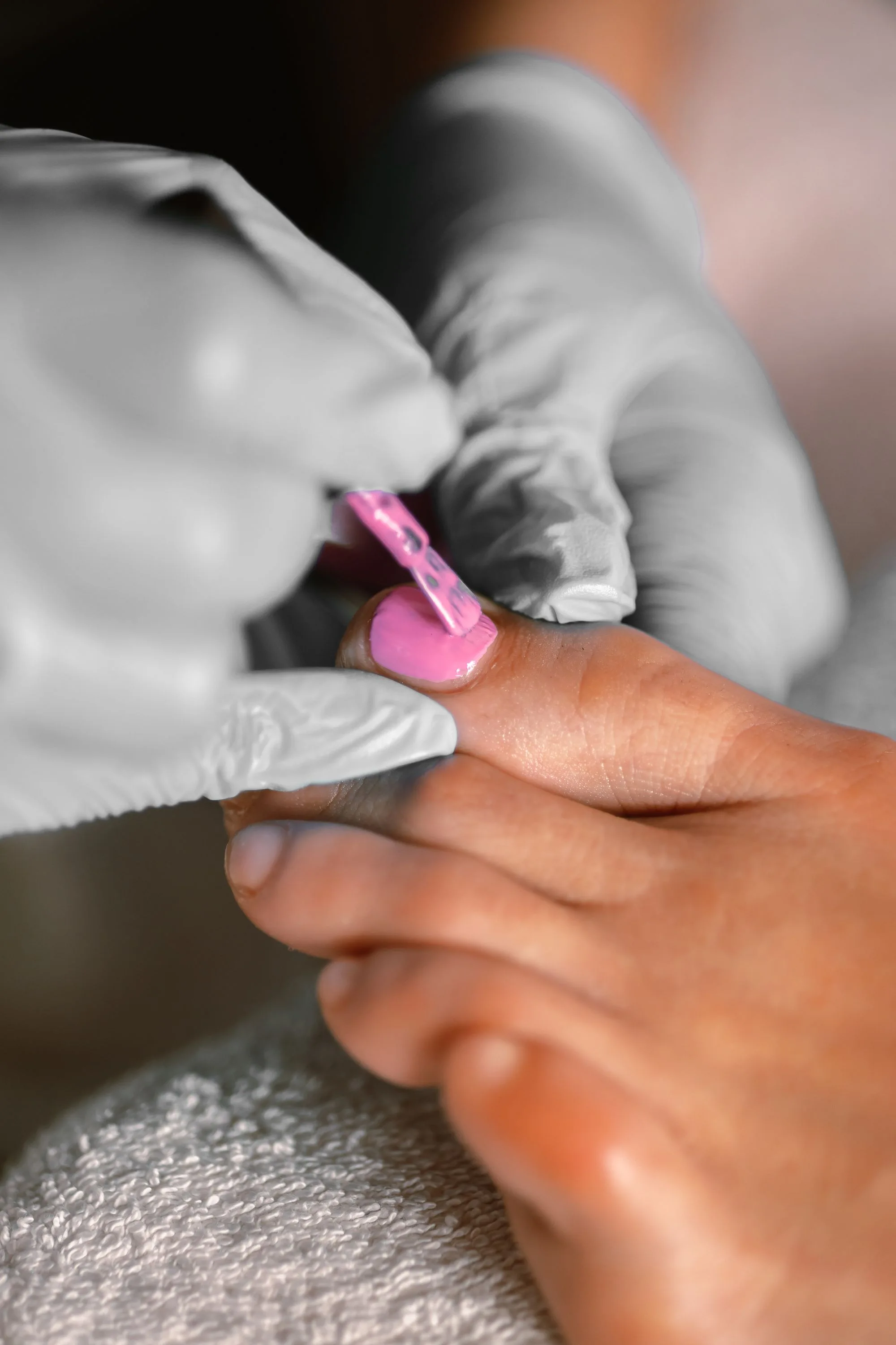 Manicure e pedicure con smalto rosa