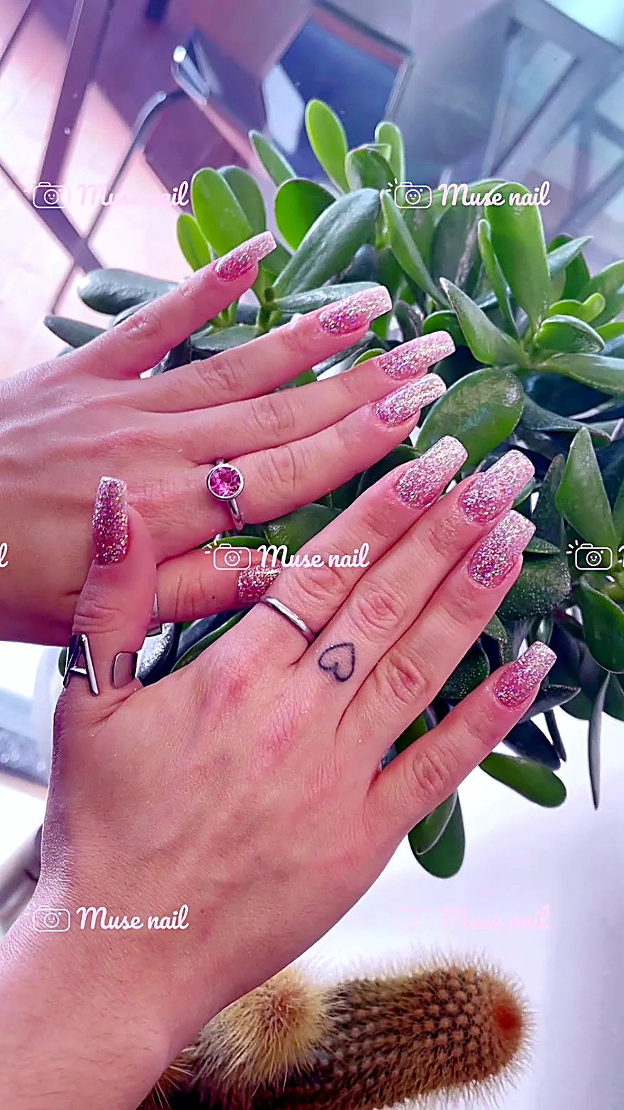 Nail art rosa e bianca realizzata nel salone