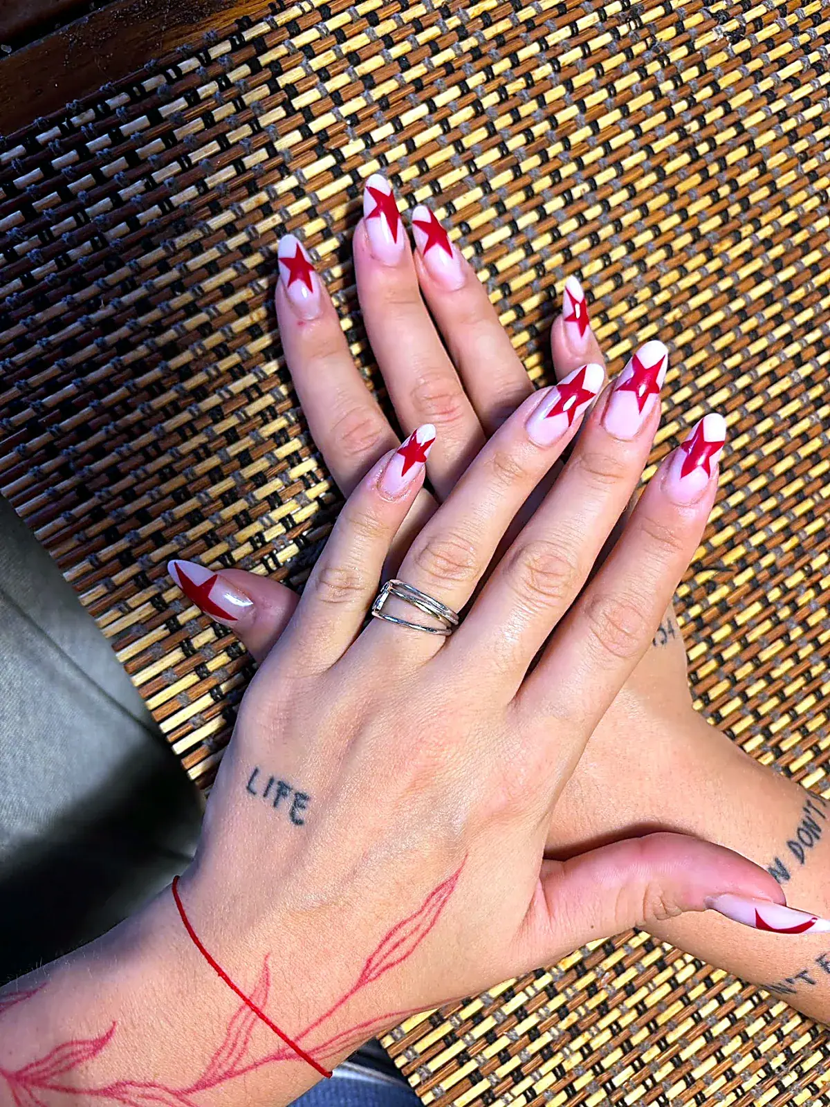 Manicure rosa con dettagli decorativi