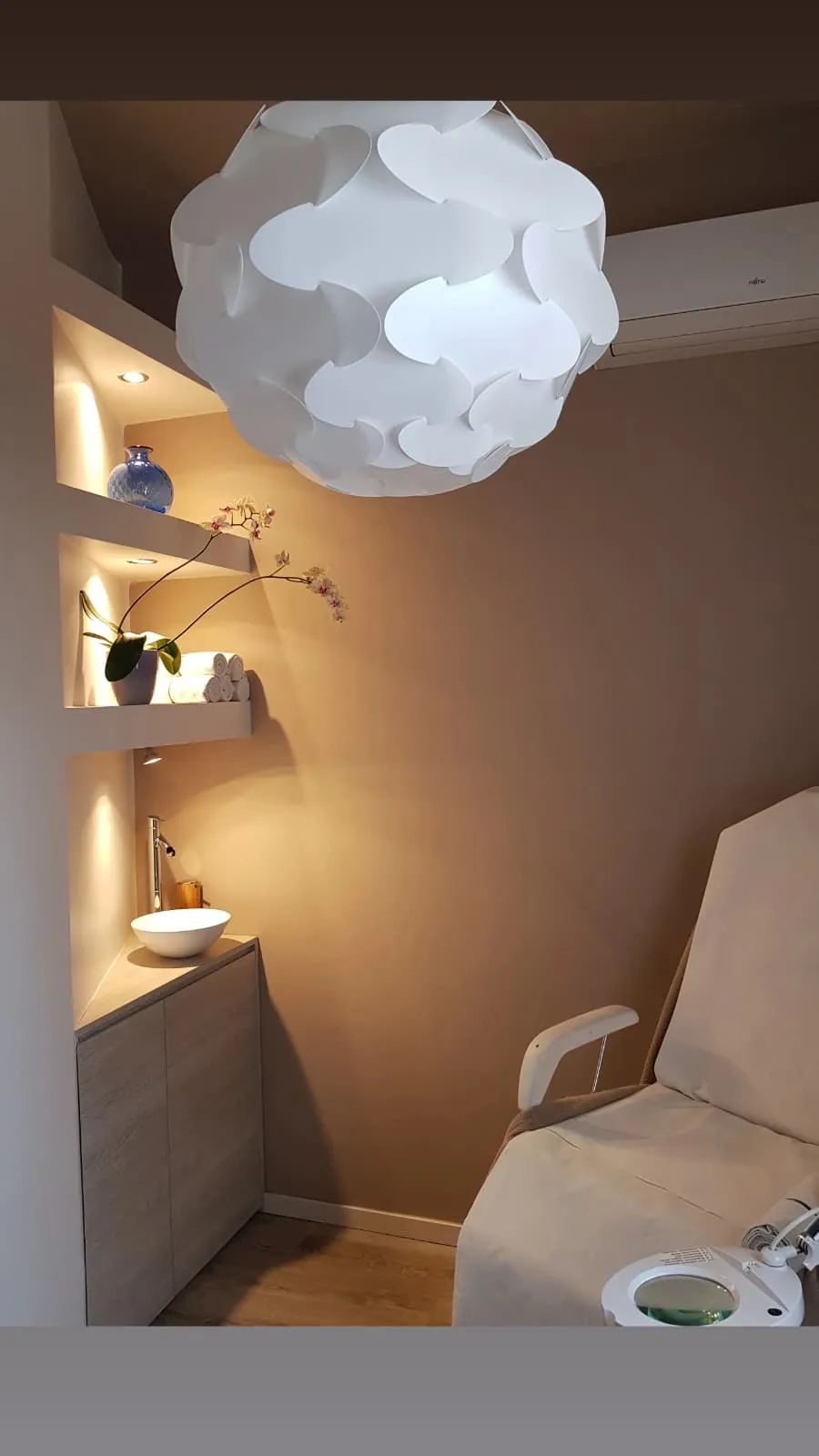 Una cabina del centro, con la luce calda della lampada