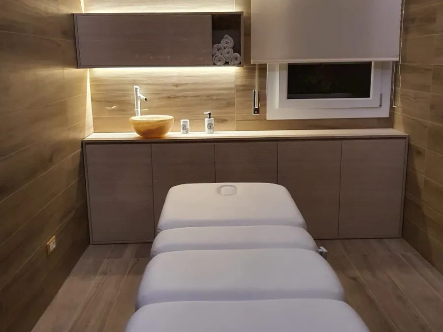 La cabina rivestita in legno, con il lettino