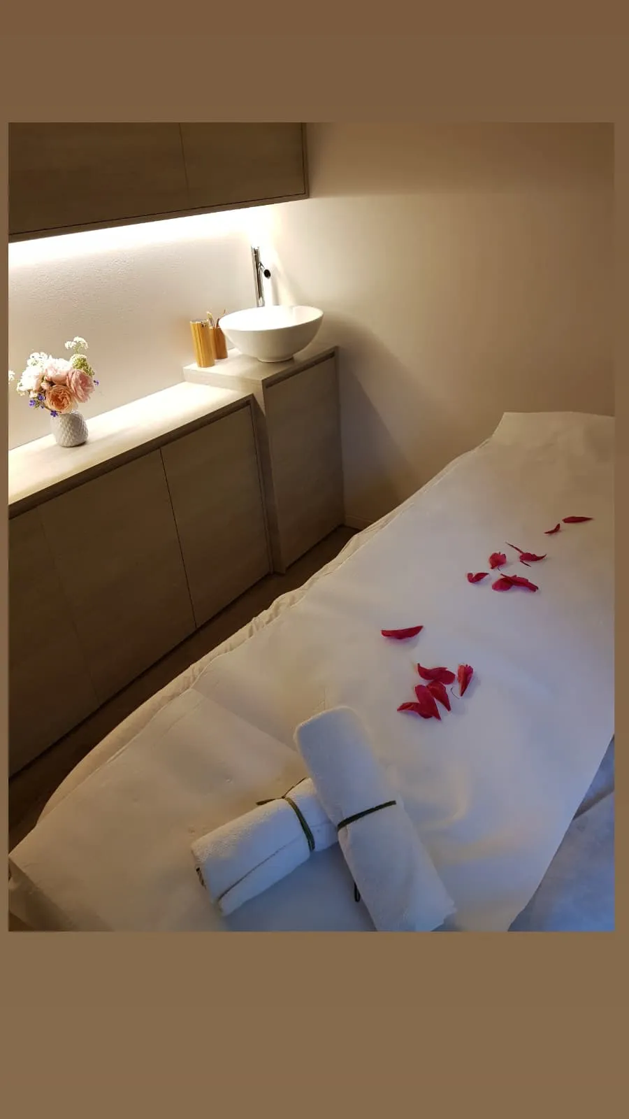 La cabina con i petali sul lettino