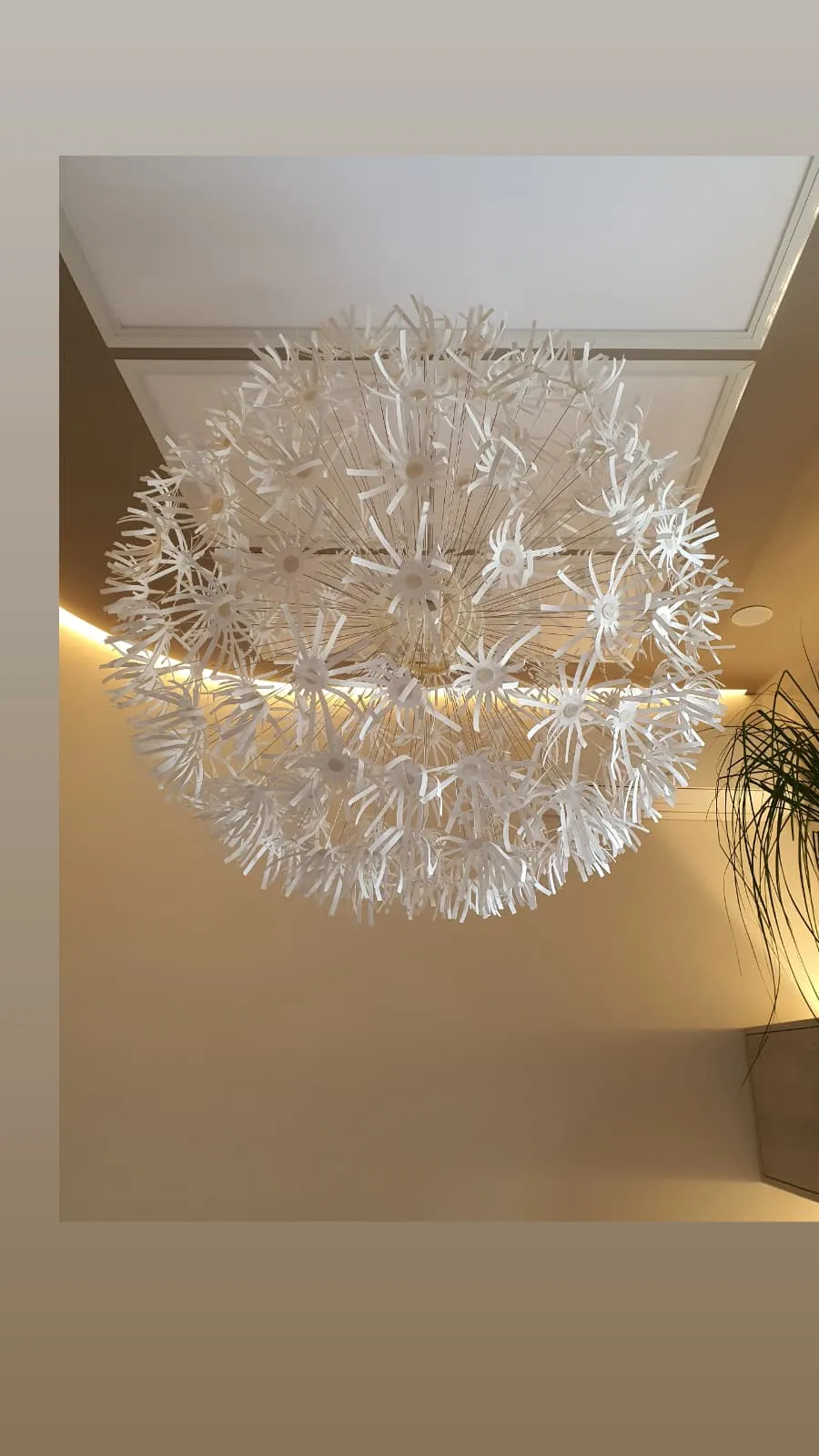Il lampadario bianco in cabina