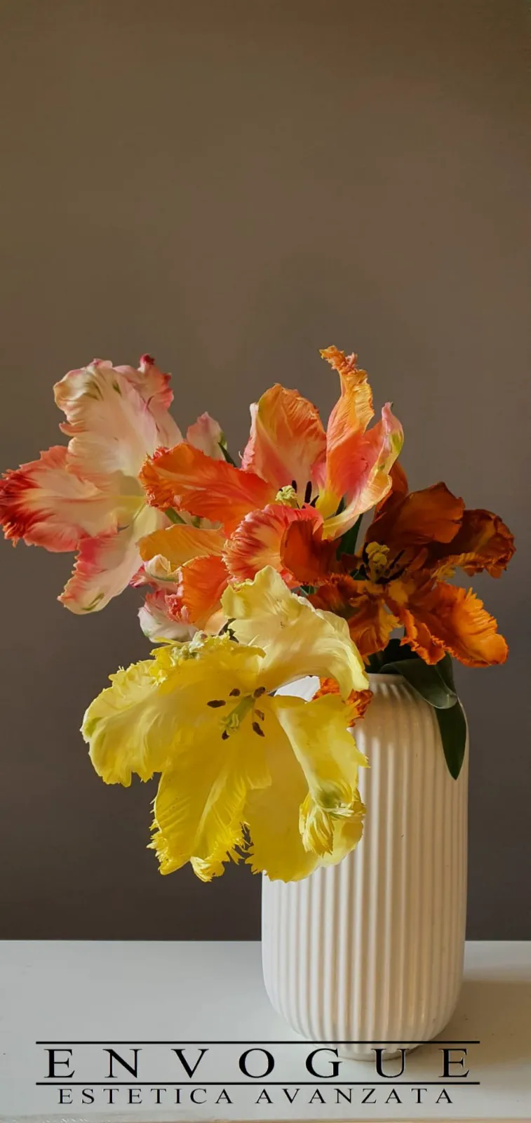 I tulipani nel vaso bianco, in sala