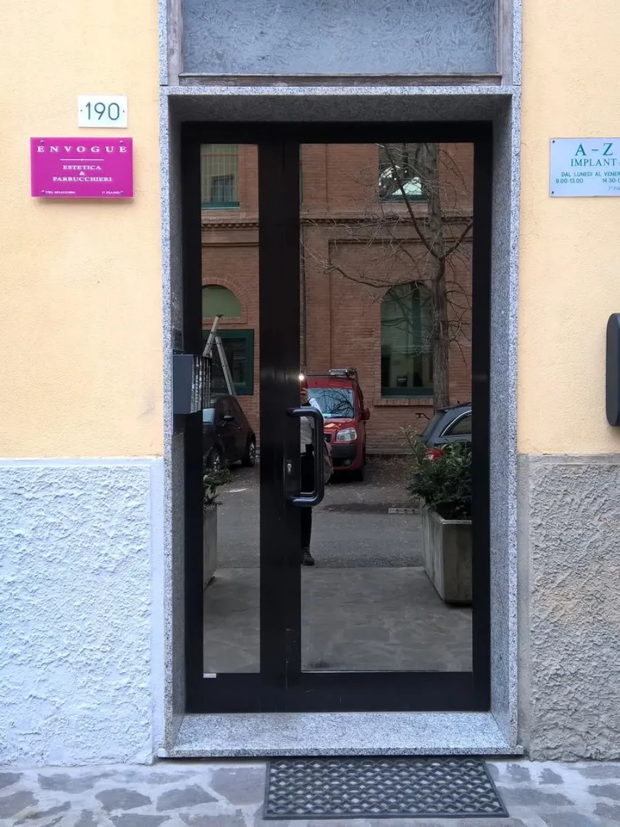 Il portone di Via Emilia 190, con la targa Envogue