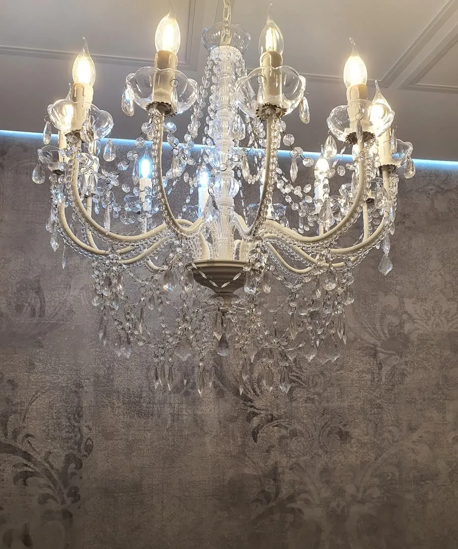 Il lampadario di cristallo all’ingresso