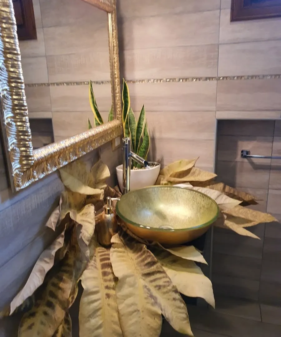 Il lavabo dorato tra le foglie