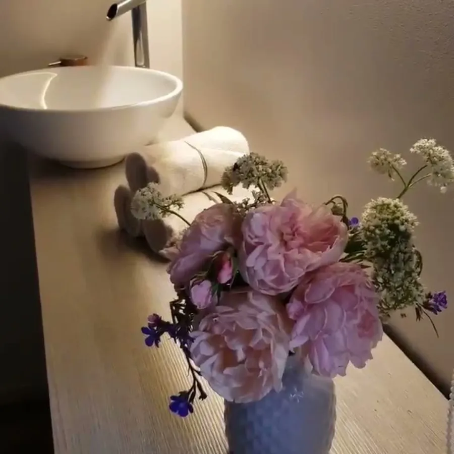 Il lavabo con le peonie