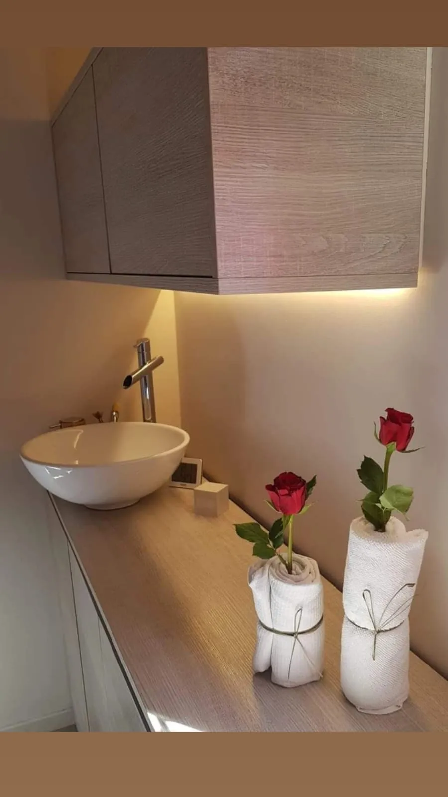 Il lavabo con le rose rosse