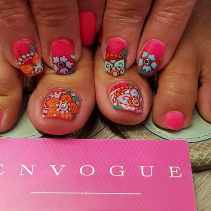 Nail art floreale sui piedi, col biglietto Envogue