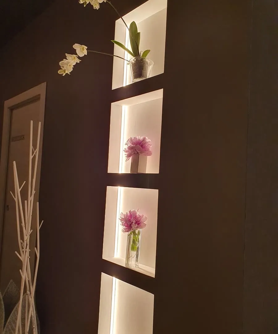 Le nicchie illuminate con l’orchidea e i fiori