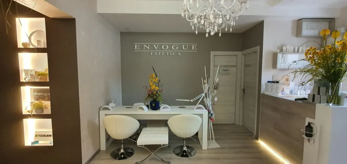 La reception con l’insegna Envogue, il lampadario e i fiori