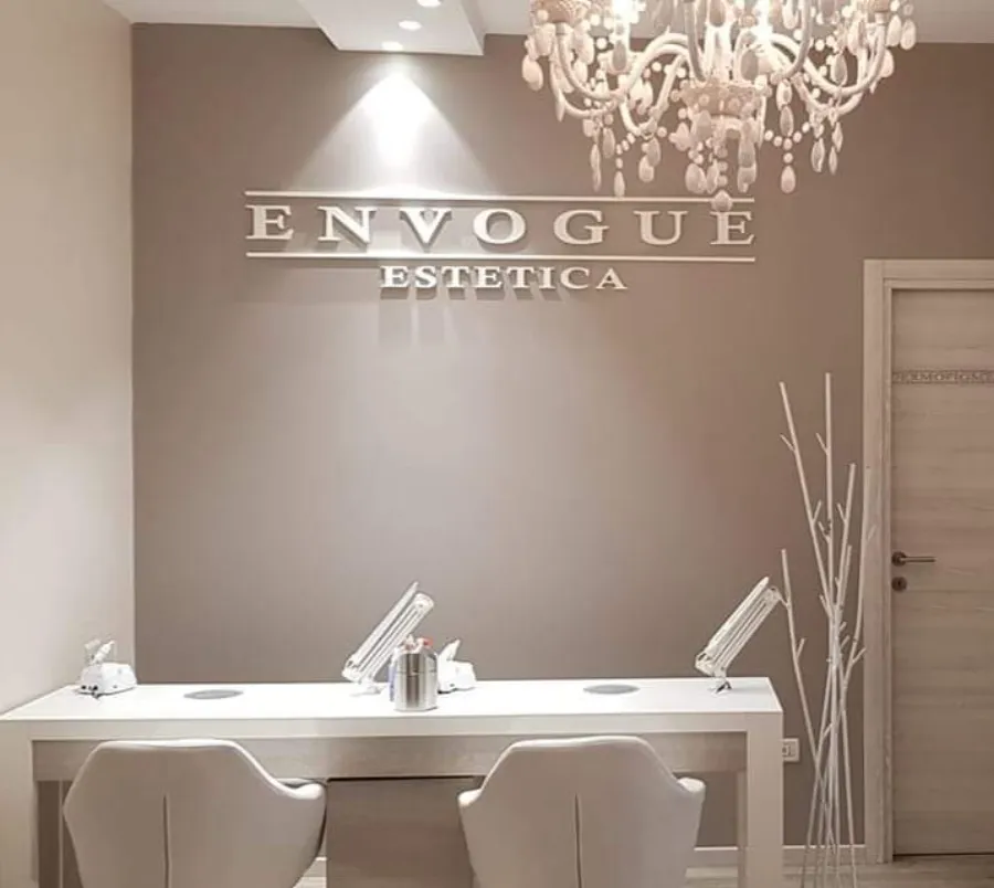 La reception di Envogue con l’insegna e il lampadario