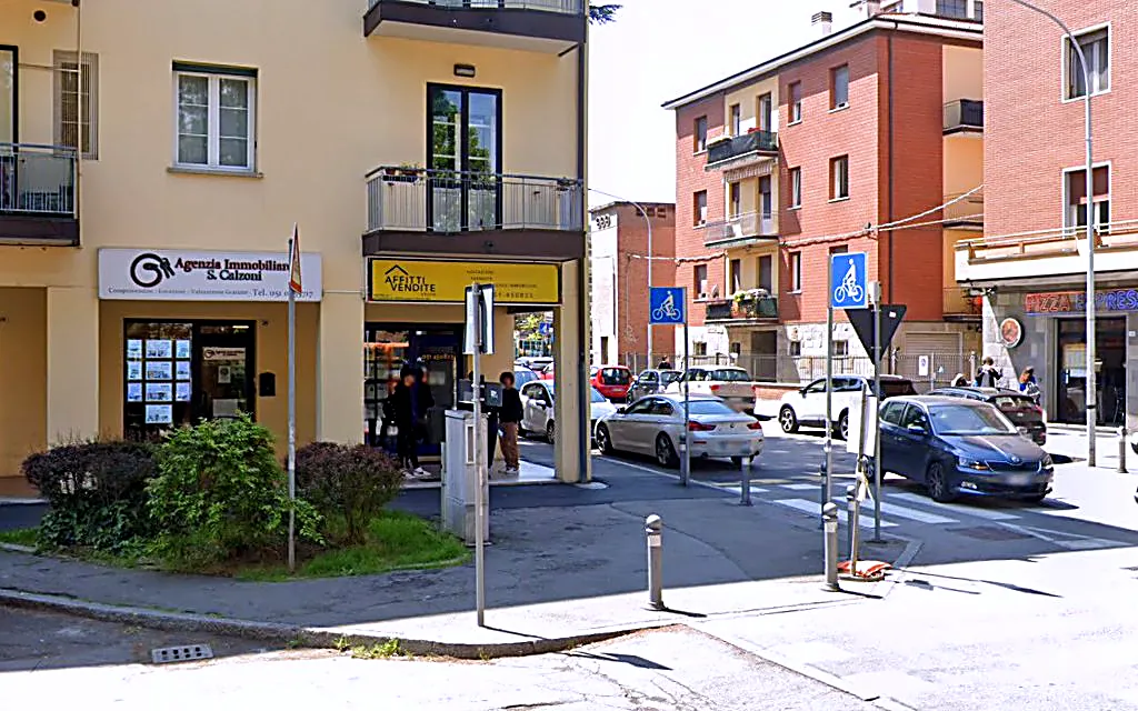 La sede dell’Agenzia Calzoni vista dalla strada
