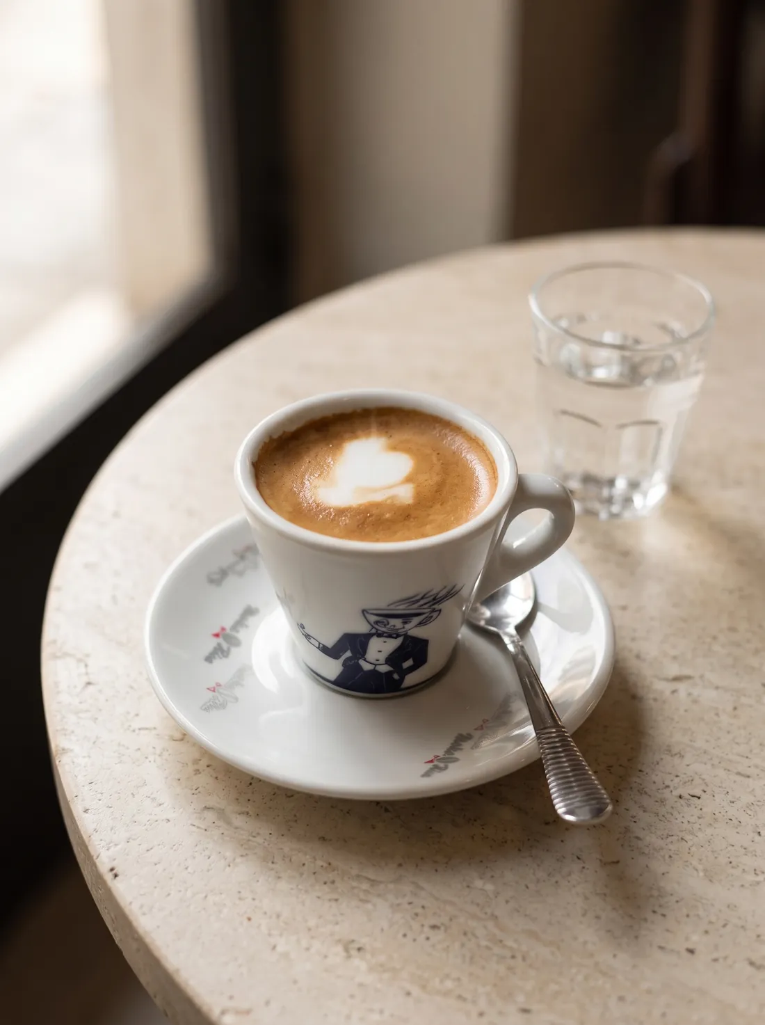Un cappuccino con il cuore disegnato nella schiuma.