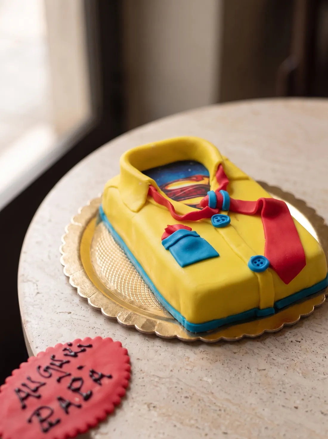 Una torta decorata per una festa.
