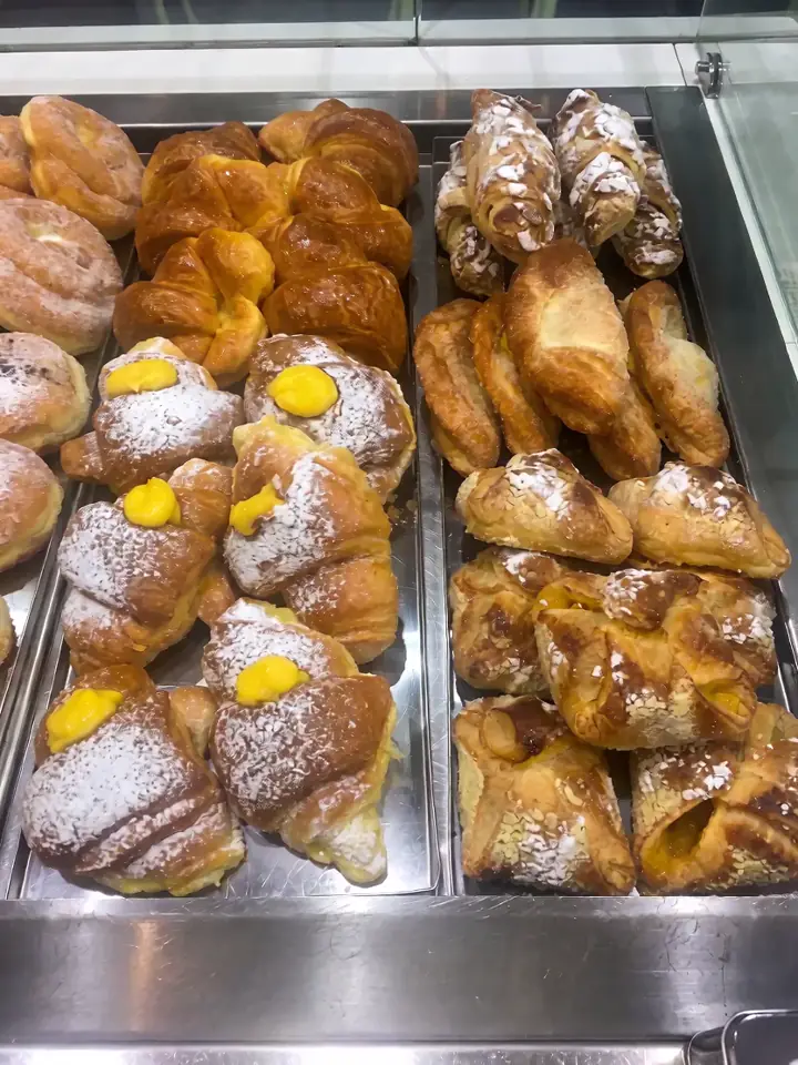 La vetrina dei cornetti, poi il cappuccino con il cuore.