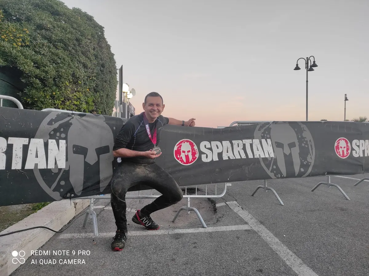 Aldo salta di gioia al traguardo di una Spartan Race